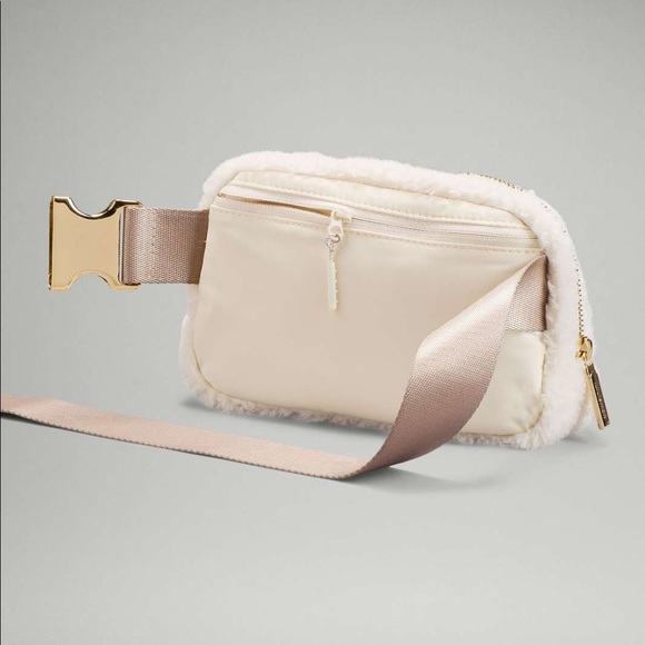 ✨NWT Lululemon Everywhere Fleece Belt Bag - Ivory - Picture 4 of 5